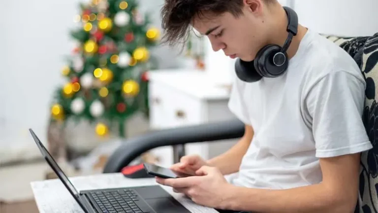 نوجوانها با ChatGPT تکلیف انجام میدهند؛ فرصت است یا تهدید؟
