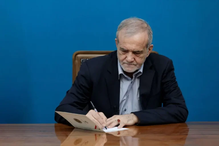 پزشکیان : کی گفته که آمریکا می‌تواند برای همه دنیا تصمیم بگیرد؟